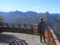 Homenaje a Don Miguel de Unamuno en su visita al municipio, viendose de fondo el Roque Nublo
