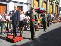 Llegada de Don Adán Martín, Ex-Presidente del Gobierno de Canarias, en representación de Su Majestad el Rey.
