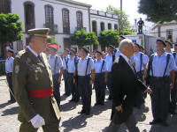 Don Adán Martin pasando revista a las tropas junto con el Teniente General Don Pérez Alamán