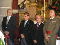 De izquieda a derecha, Don Adán Martín (Ex-Presidente del Gobierno de Canarias), Don Gabriel Matos (Ex-Presidente del Parlamento de Canarias), Don José Antonio Segura (Delegado del Gobierno en Canarias) y Don Pérez Alamán (Ex-Teniente General Jefe de Canarias)