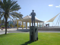 ESTATUA EN HONOR A DON JUAN RODRIGUEZ DORESTE, ALCALDE DE ESTA CIUDAD DURANTE PARTE DE LA DECADA DE LOS OCHENTA