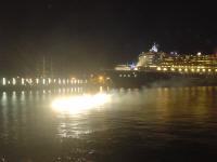 Fuegos artificiales durante la despedida del Queen Mary 2