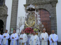 En el centro, podemos a ver a Don Francisco Cases, Obispo de la Diócesis Canarias