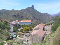 Foto de Tejeda con el Pico Roque Bentayga al fondo