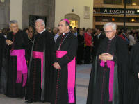 En el centro de la imagen, Monseñor Don Francisco Cases Andreu, Obispo de la Diócesis de Canarias